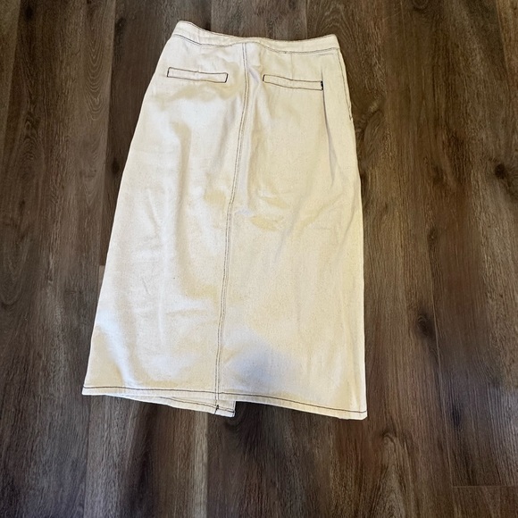 White denim skirt with black contrast stitching 🤍🖤 - Picture 4 of 8